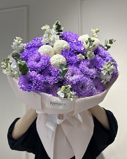 Фиолетовые хризантемы с маттиолой и статицей с доставкой по Астане