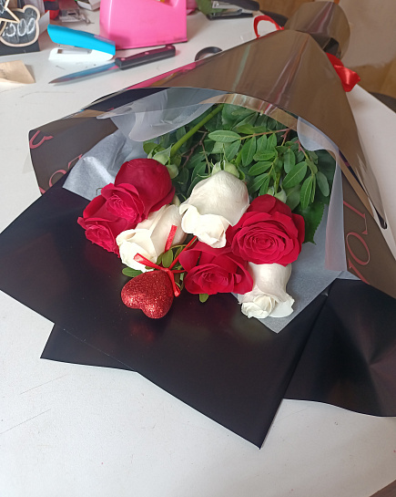 Bouquet of White-red roses flowers delivered to Kostanay.