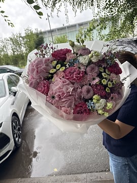 Большой круглый букет с гортензиями и розами