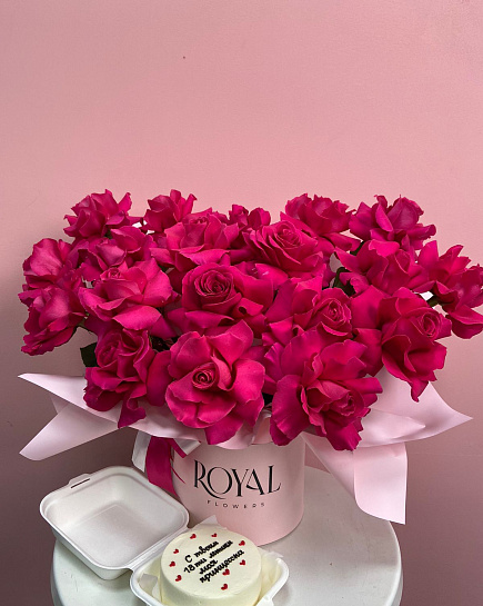 Комбо из 19 роз в композиции и бенто тортика с доставкой по Алматы