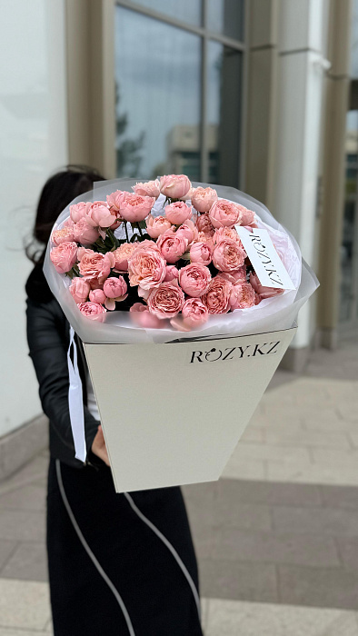 Bouquet of 15 pionoid bush roses in carrying Bouquet of 15 pionoid bush roses in carrying