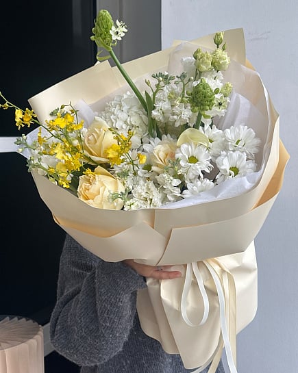Большой круглый букет с белыми и желтыми цветами with delivery to Astana