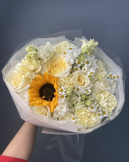 Солнечный букет с подсолнухом и белыми розами с доставкой по Астане