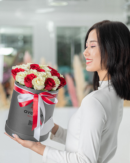 25 красно-белых роз в серой коробке с доставкой по Алматы