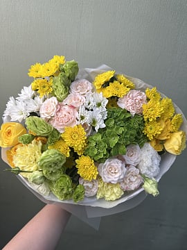 Солнечный микс с хризантемами и эустомой