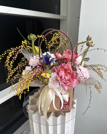 Весенний букет с пионовидными розами и мимозой с доставкой по Астане