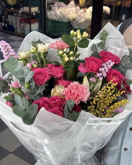 Весенний микс с мимозой и кустовыми розами с доставкой по Астане