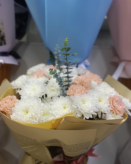 Нежный букет из белых хризантем и розовых гвоздик с доставкой по Астане