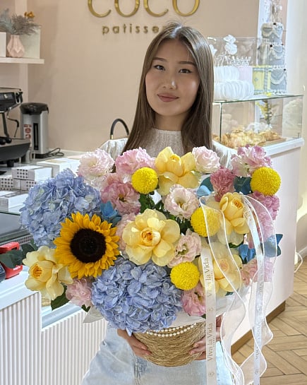 Большой круглый букет с гортензиями и розами with delivery to Astana