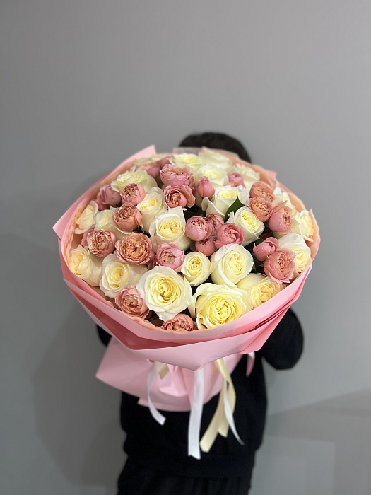Нежный букет из роз и кустовых пионовидных роз