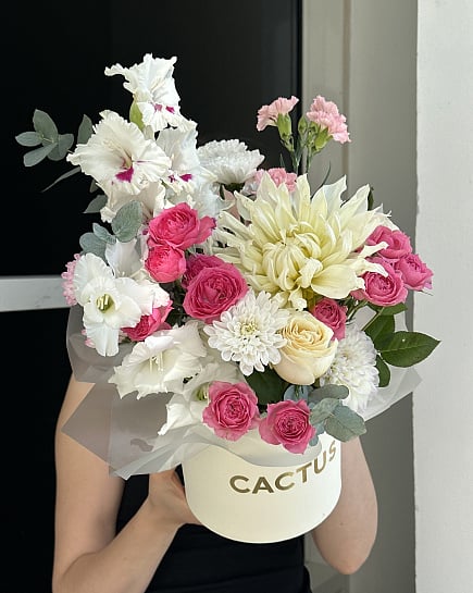 Букет: георгин, кустовая роза, розы и ещё 2 вида with delivery to Астане