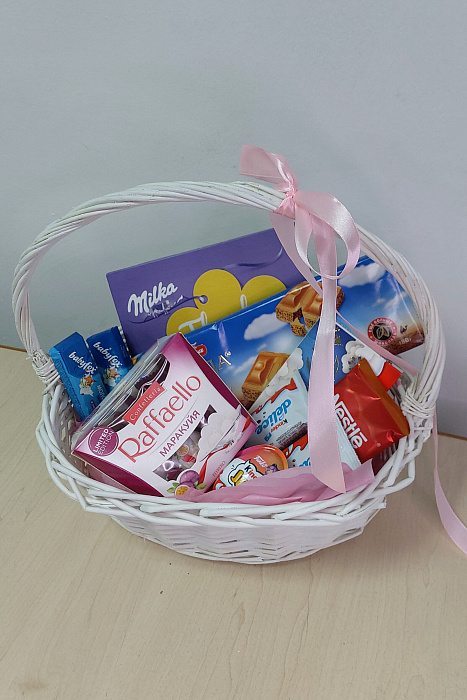 Basket with sweets S