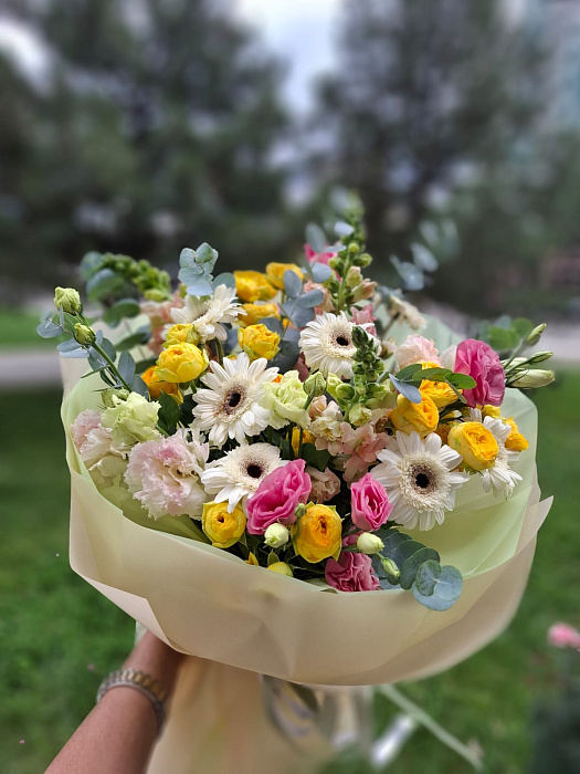 Солнечный микс с герберами и эустомой
