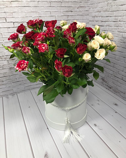 Кустовая розы в коробке с доставкой по Алматы