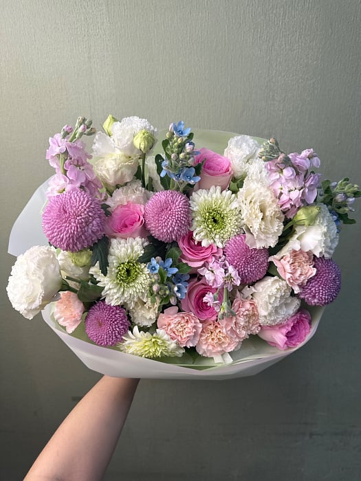 Круглый букет из роз и хризантем