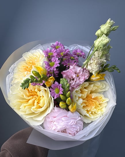 Нежный букет с пионовидными розами и хризантемами с доставкой по Астане