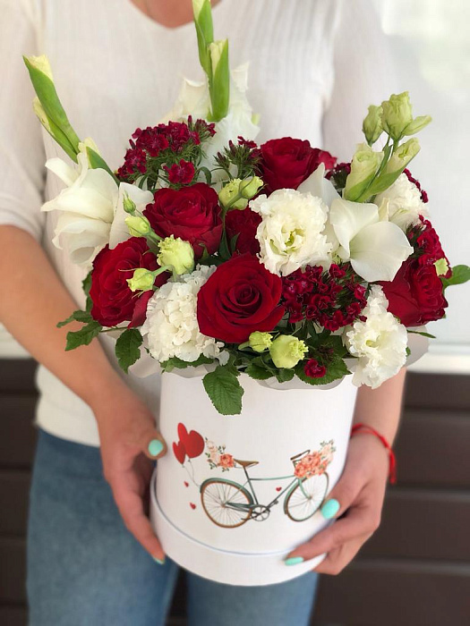 Box with roses and eustoma