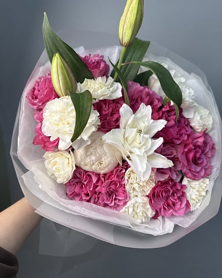 Яркий букет из розовых гвоздик и лилий с доставкой по Астане