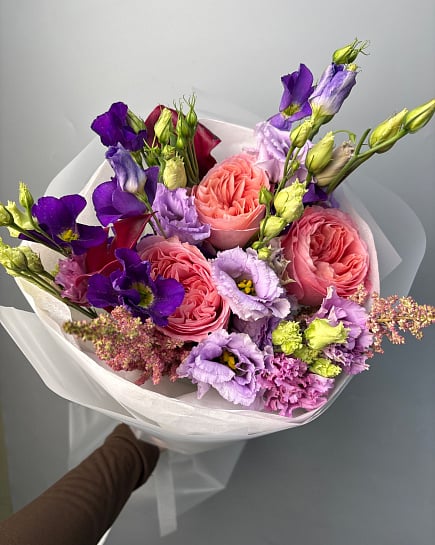 Пионовидные розы и эустома в фиолетовых тонах с доставкой по Астане