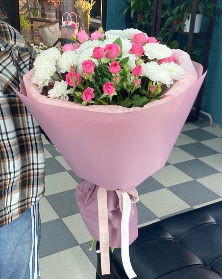 Большой круглый букет из розовых кустовых роз и белых хризантем with delivery to Astana