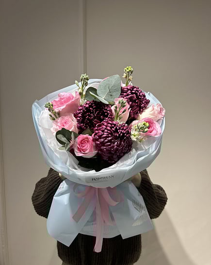 Розовые пионовидные розы с хризантемами с доставкой по Астане