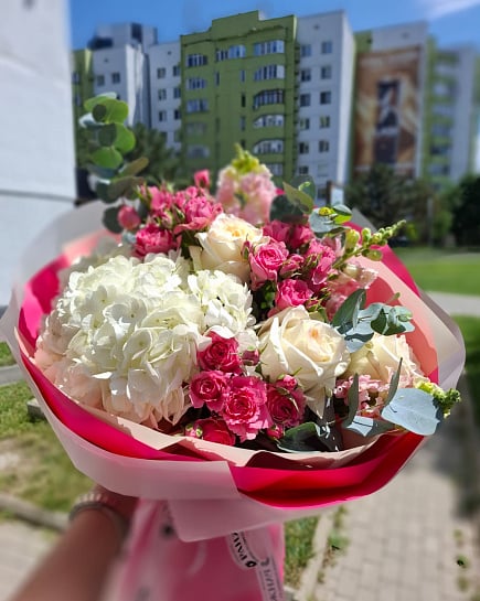 Белоснежная гортензия с розовыми розами with delivery to Almaty