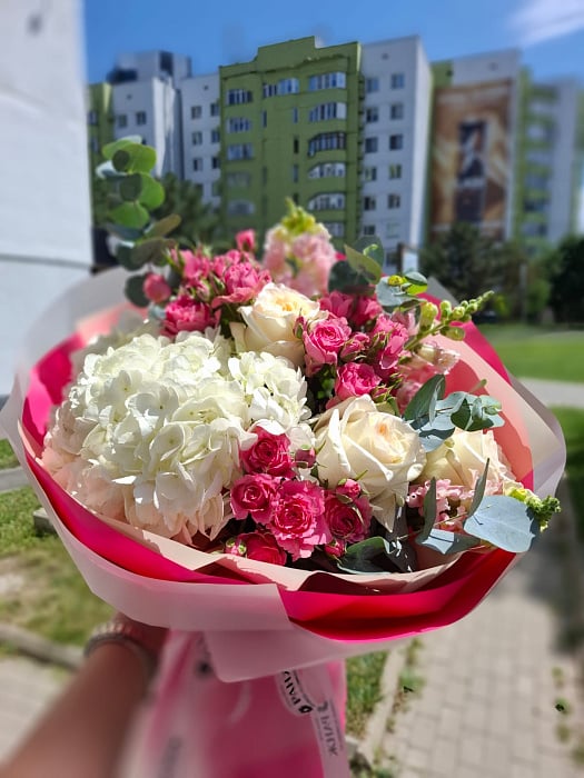 Белоснежная гортензия с розовыми розами - купить в Астане с доставкой
