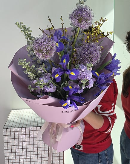 Фиолетовое очарование с ирисами и дельфиниумом с доставкой по Астане