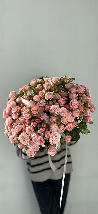 Mono-bouquet of spray peony roses