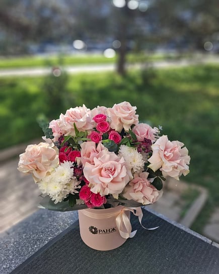 Розово-белый круглый букет в коробке with delivery to Almaty