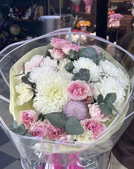 Зефирное облако из пионовидных роз и хризантем с доставкой по Астане