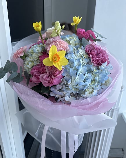 Весенний букет с гортензией и нарциссами с доставкой по Астане