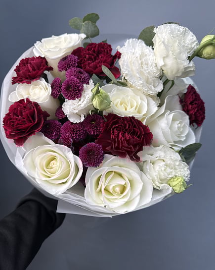 Контрастный букет с розами и хризантемами с доставкой по Астане