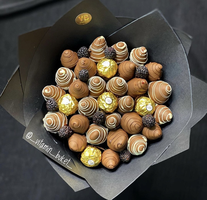 Bouquet of strawberries in chocolate