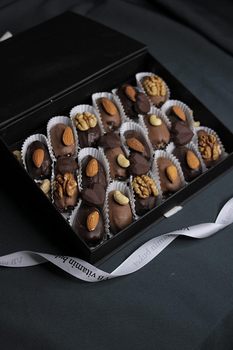 Royal dates in Belgian chocolate