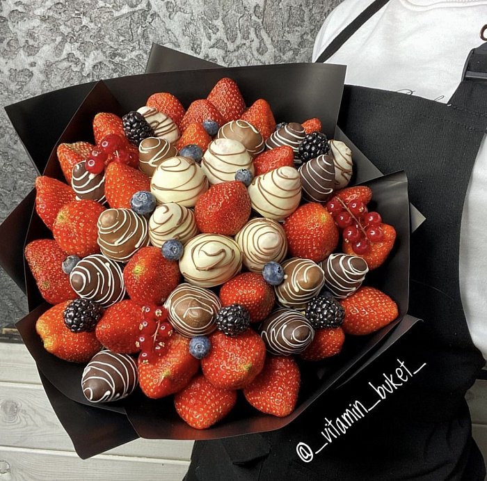 Bouquet of strawberries in chocolate