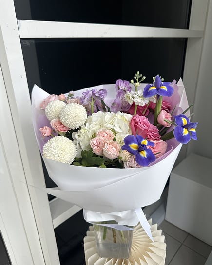 Цветочная палитра с гортензией и ирисами с доставкой по Астане