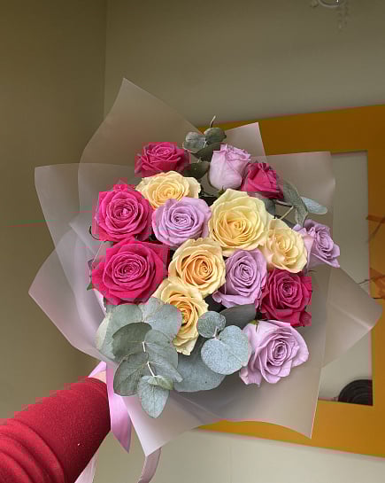 Яркий микс из роз в эвкалипте с доставкой по Астане