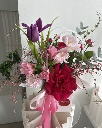 Яркий букет с фиолетовым тюльпаном и пионовидной розой с доставкой по Астане