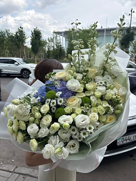 Бело-синяя гармония с гортензией и дельфиниумом