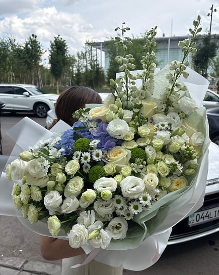 Бело-синяя гармония с гортензией и дельфиниумом с доставкой по Астане