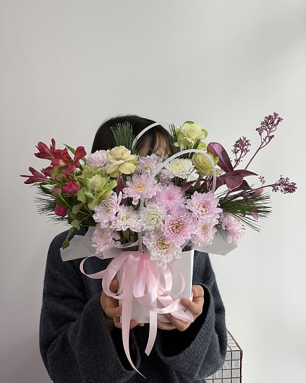 Нежный букет с розовыми хризантемами и альстромерией с доставкой по Астане