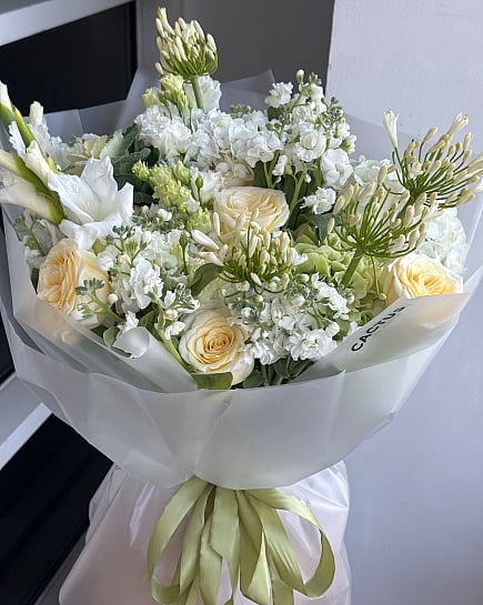 Большой круглый букет с белыми розами with delivery to Astana
