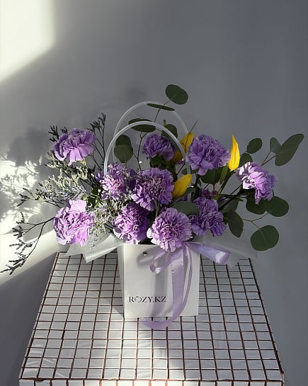 Сиреневый акцент с тюльпанами с доставкой по Астане