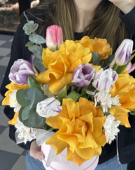Солнечный микс с тюльпанами и розами с доставкой по Астане