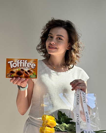 Композиция сумочки с розами и toffifee с доставкой по Астане