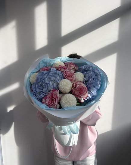 Большой круглый букет с синими гортензиями и розами with delivery to Астане