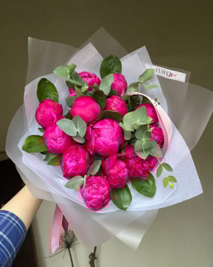 Пионы 13 шт с зеленью  с доставкой по Астане