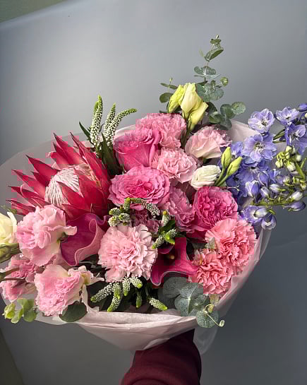 Экзотическая гармония с протеей и дельфиниумом с доставкой по Астане