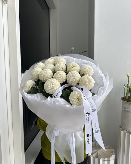 Белоснежные хризантемы в стильной упаковке с доставкой по Астане